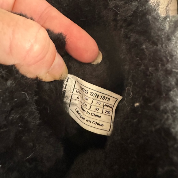 Women’s UGGs sz 6 - Picture 2 of 2